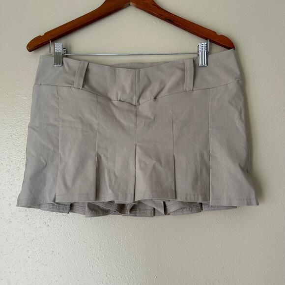PrettyLittleThing Stone Pleated Drop V Front Miniskirt US Size 12 - Picture 4 of 9